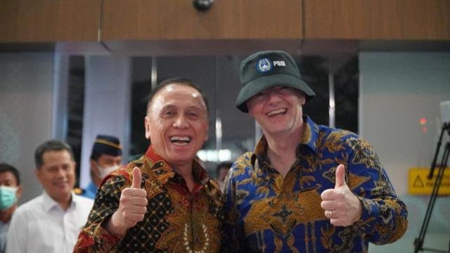 pamit-tinggalkan-indonesia-presiden-fifa-pakai-batik-dan-bucket-hat-pssi-221019r.jpg