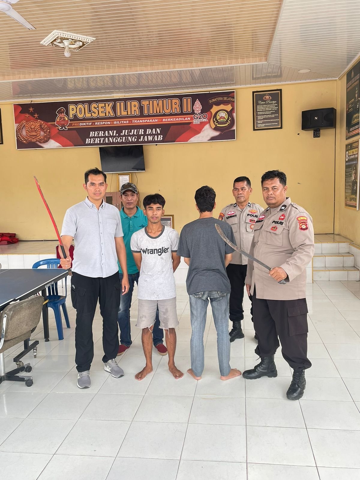 diduga-akan-tauran-dua-remaja-diamankan-polsek-it-ii-palembang-gegara-bawa-pedang-221029p.jpg