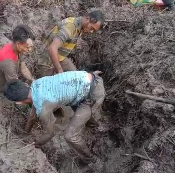 hilang-6-hari-mayat-warga-karangsia-sungai-menang-oki-ditemukan-di-lubang-berlumpur-2211037.jpg