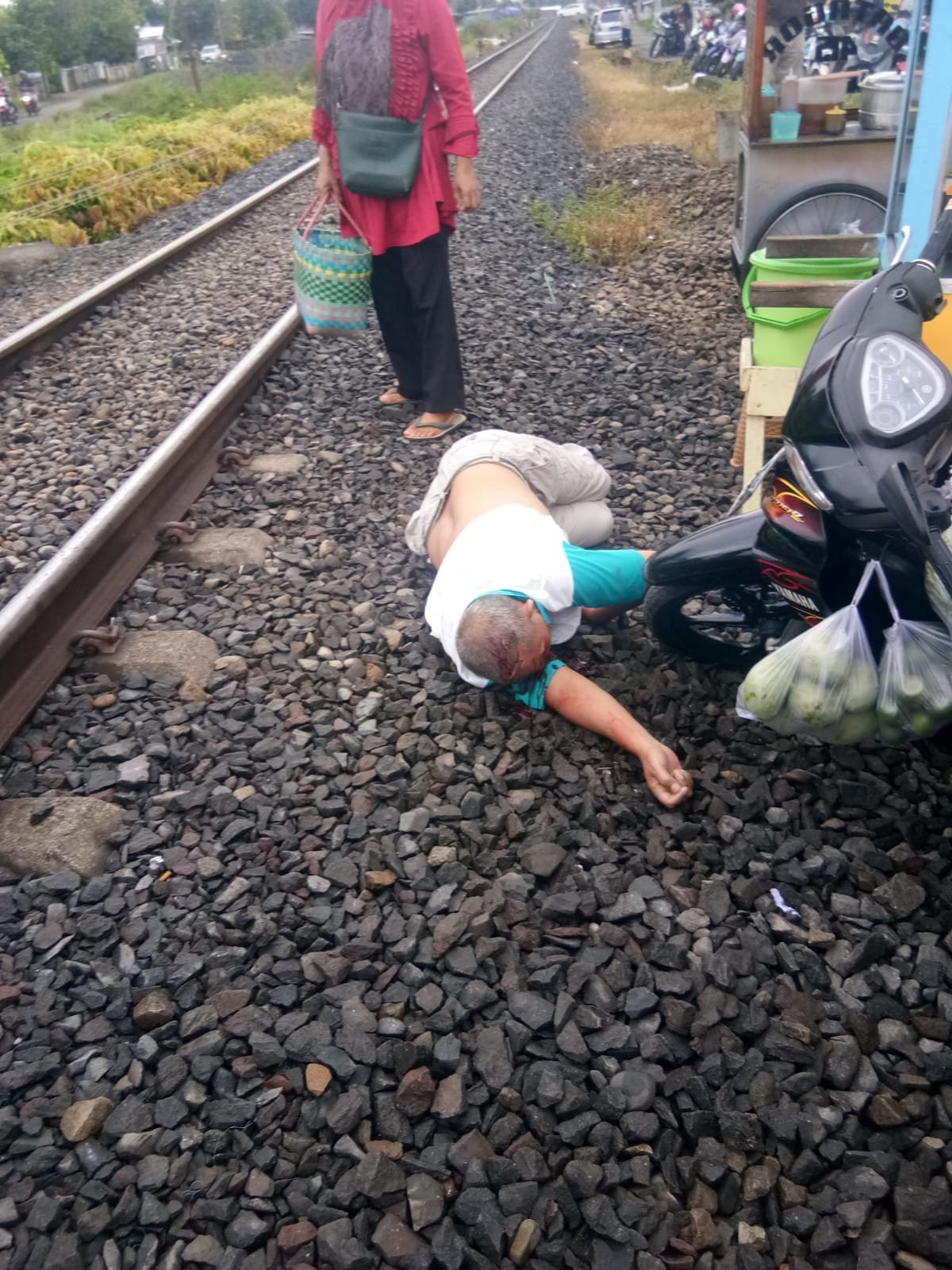 seorang-pria-kena-serempet-kereta-api-di-belakang-ptm-serelo-lahat-221105q.jpg