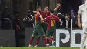 bruno-fernandes-cetak-brace-ke-gawang-uruguay-portugal-lolos-ke-16-besar-221129c.jpg
