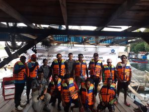 stasiun-bakamla-jayapura-bagikan-30-life-jacket-kepada-nelayan-221129g.jpg