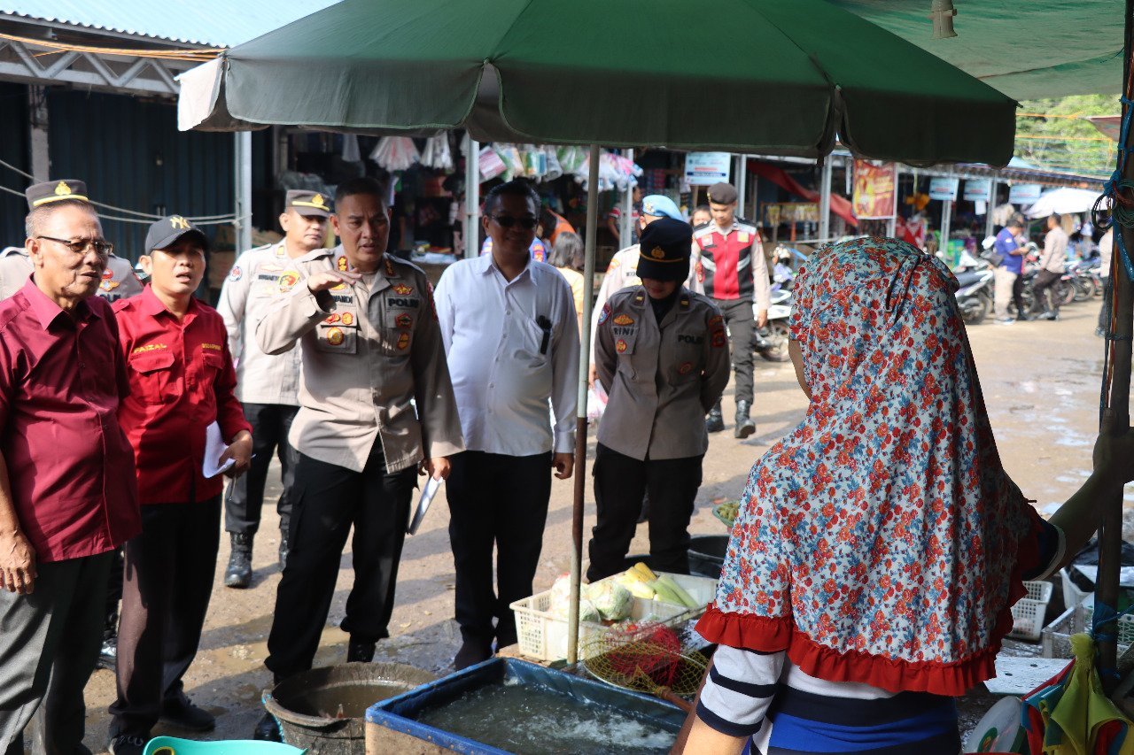 menjelang-nataru-kapolres-muba-cek-harga-sembako-di-pasar-randik-221201n.jpg