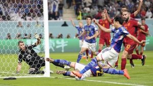 bola-sudah-out-atau-belum-penjelasan-gol-kontroversial-jepang-ke-gawang-spanyol-221202k.jpg