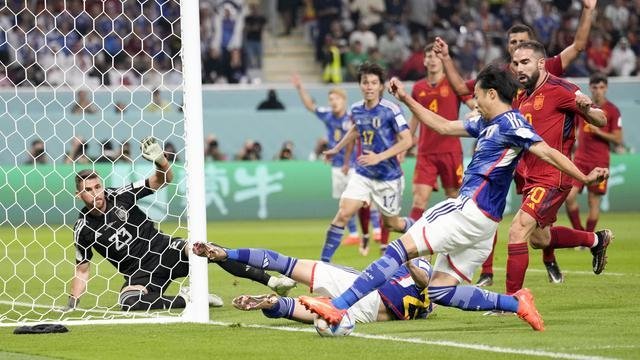 bola-sudah-out-atau-belum-penjelasan-gol-kontroversial-jepang-ke-gawang-spanyol-221202k.jpg