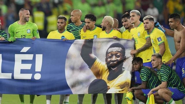 brasil-lolos-ke-perempat-final-neymar-dkk-beri-penghormatan-untuk-pele-221206i.jpg