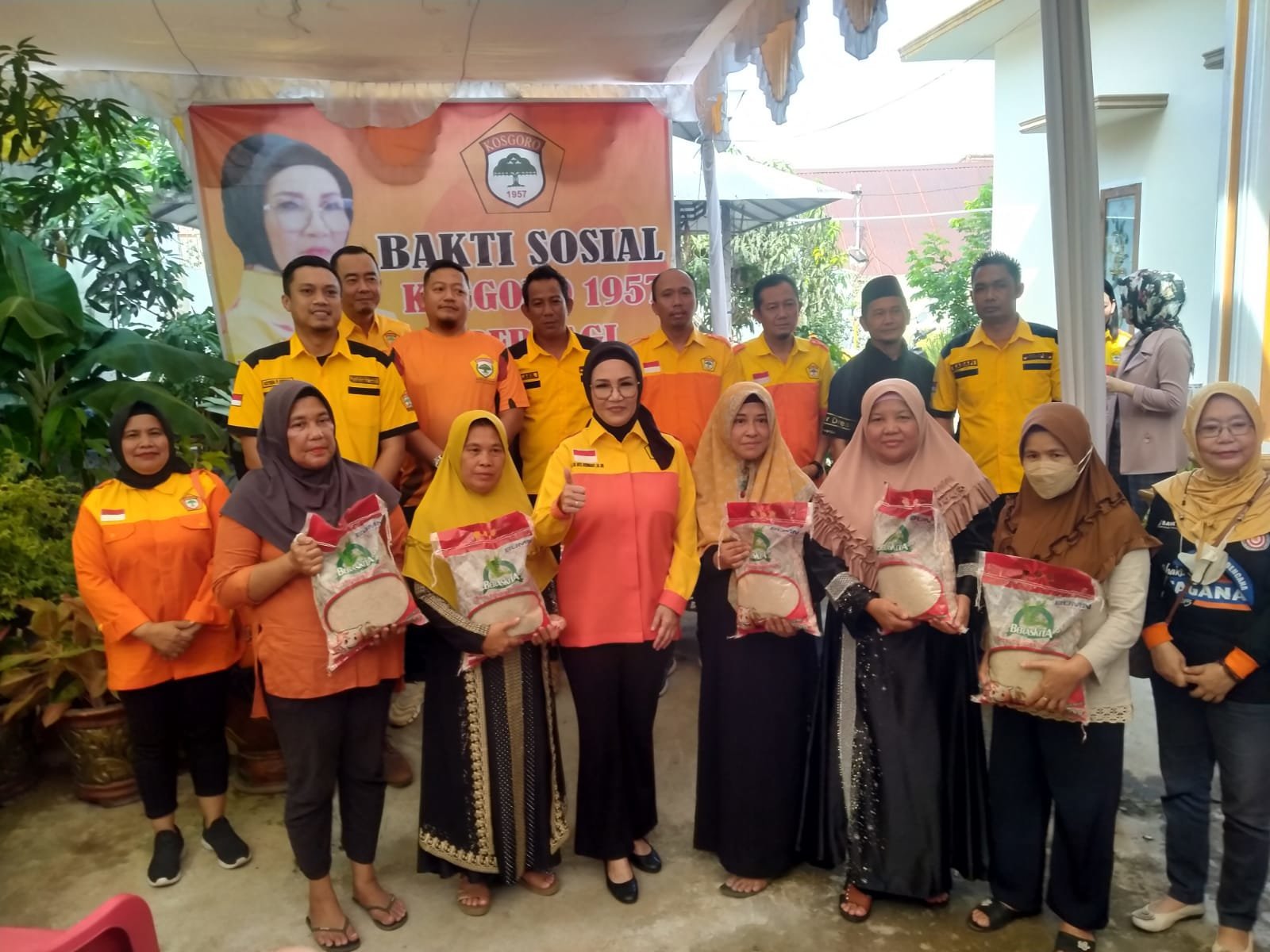 salurkan-bantuan-dari-pemrov-kosgoro-1957-gelar-bansos-221218m.jpg