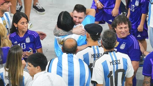 momen-penuh-haru-messi-dipeluk-ibunya-usai-antarkan-argentina-juara-piala-dunia-2022-2212195.jpg