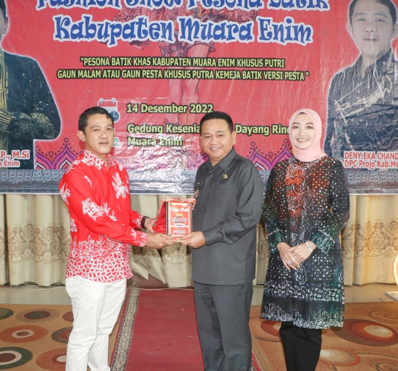 pj-bupati-buka-lomba-peragaan-busana-pesona-batik-khas-kabupaten-muara-enim-221220x.jpg