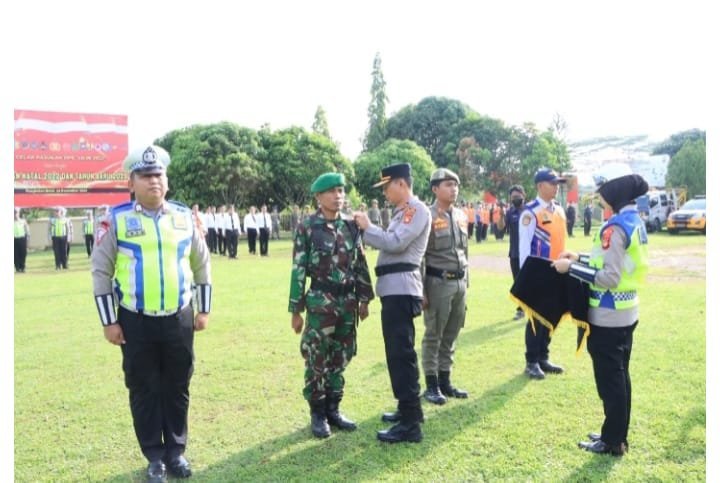 apel-gelar-pasukan-operasi-lilin-2022-kapolres-banyuasin-sampaikan-amanat-kapolri-221222f.jpg