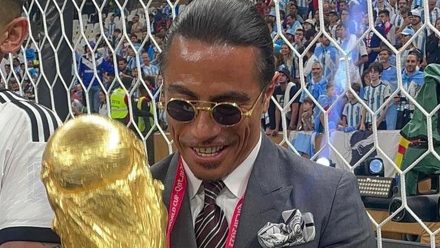 gara-gara-sentuh-dan-cium-trofi-piala-dunia-salt-bae-dilarang-nonton-bola-lagi-2212230.jpg