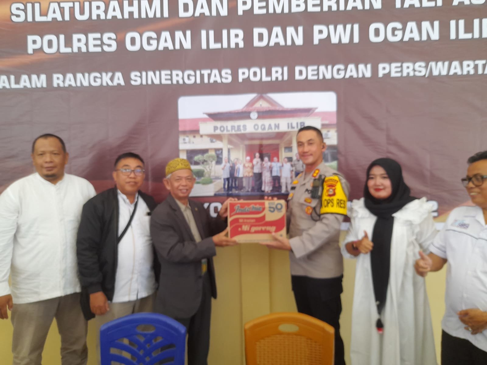 kapolres-oi-berikan-80-paket-sembako-untuk-pwi-2212233.jpg
