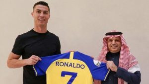 cara-berkelas-suporter-al-nassr-menyambut-cristiano-ronaldoramai-ramai-teriak-siuuu-230102f.jpg