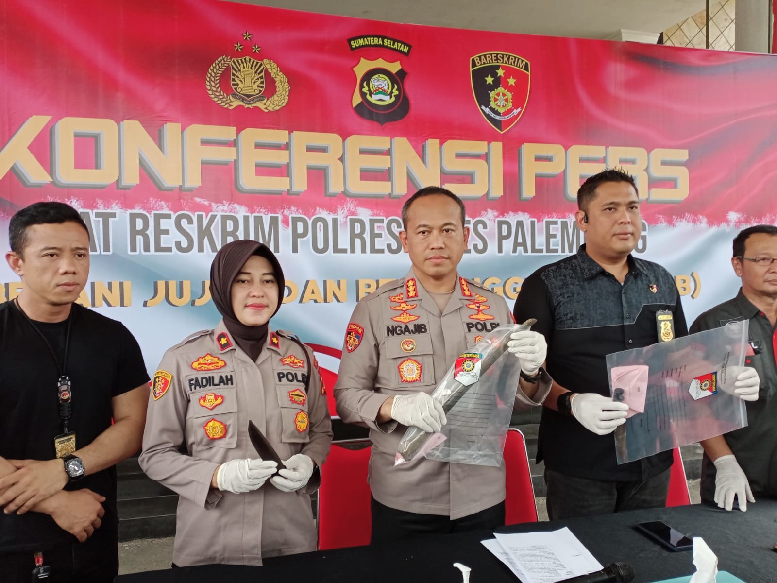 kapolrestabes-palembang-pimpin-langsung-penangkapan-pelaku-pembacokan-terhadap-warga-230107r.jpg