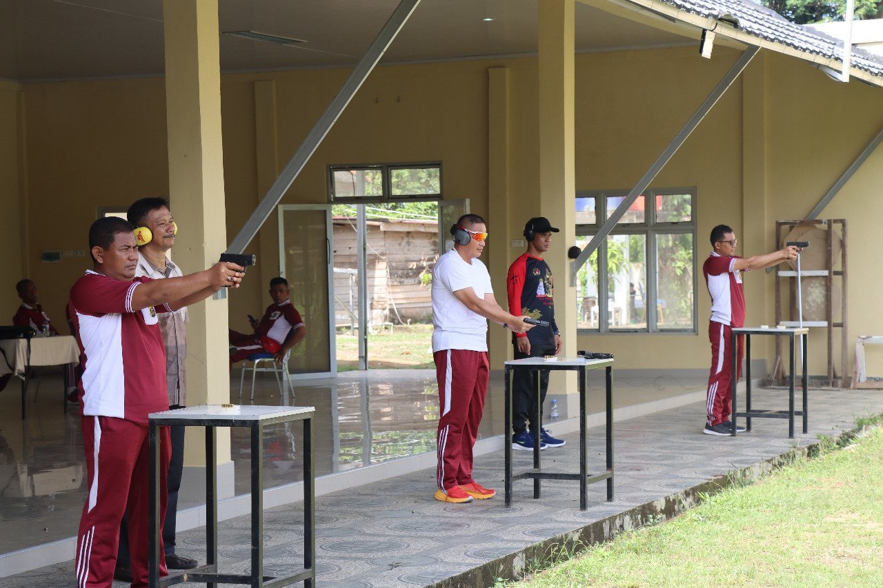 bersama-anggota-kapolres-muba-rutin-jaga-kebugaran-dan-latihan-menembak-2301102.jpg