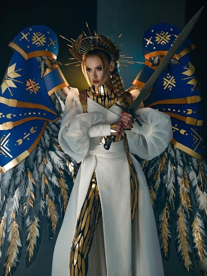 di-miss-universe-2023-kostum-nasional-ukraina-malaikat-berbaju-perang-2301157.jpg