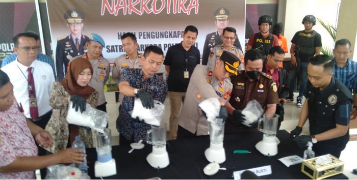 sebelum-dimusnahkan-39643-gram-sabu-bb-polres-oki-dicek-tim-laboratorium-230119c.jpg