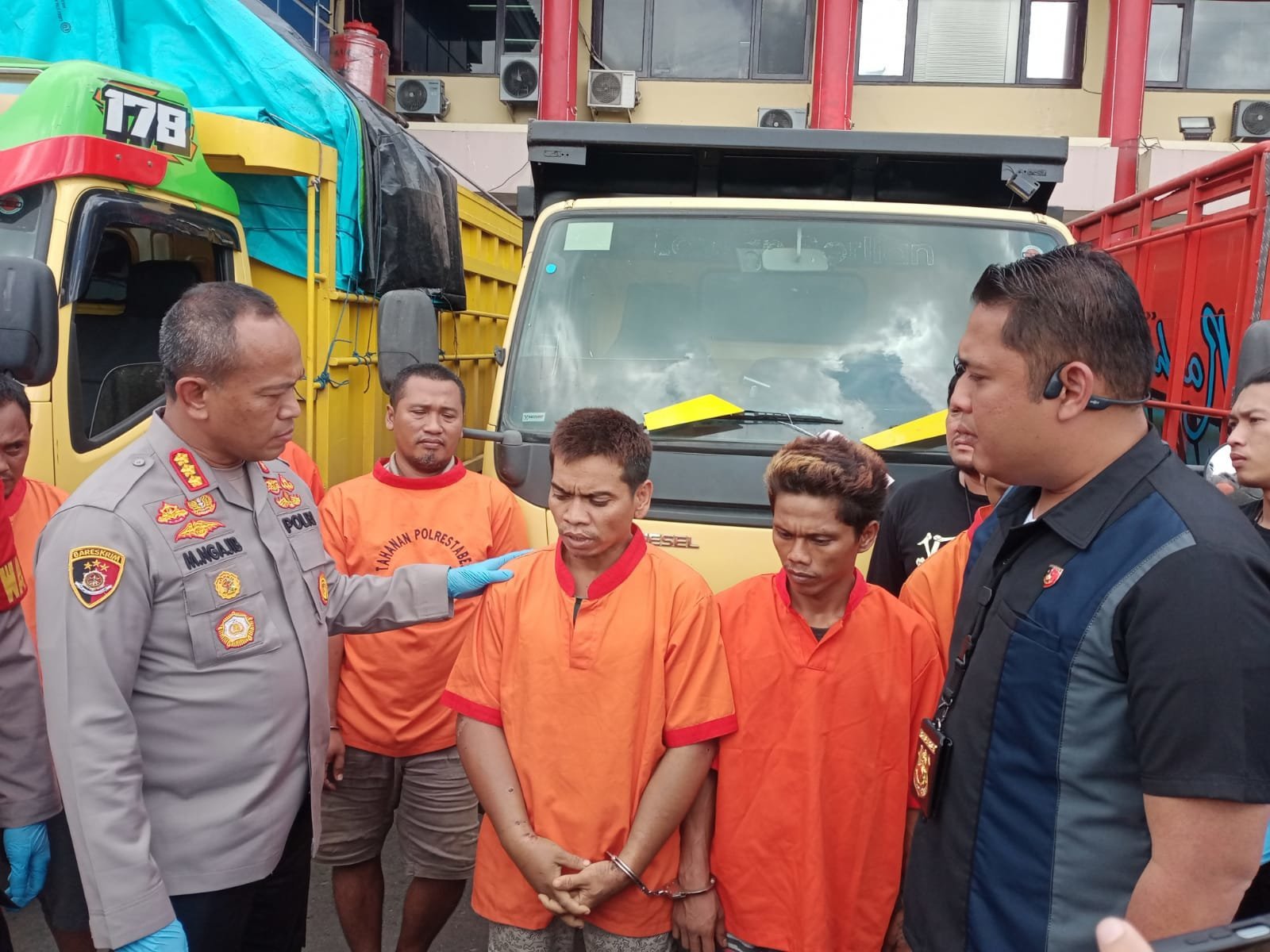 tiga-pembeli-truk-hasil-curian-dibekuk-unit-ranmor-polrestabes-palembang-2301241.jpg
