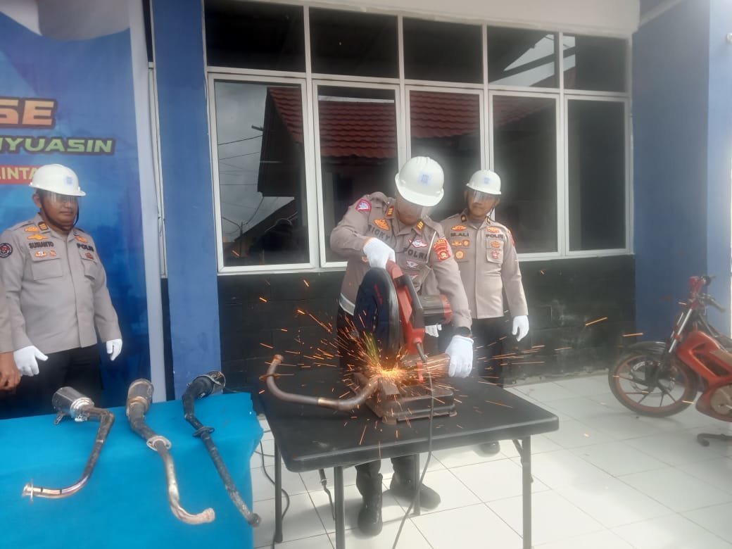 ratusan-knalpot-brong-dimusnahkan-sat-lantas-polres-muba-230314r.jpg