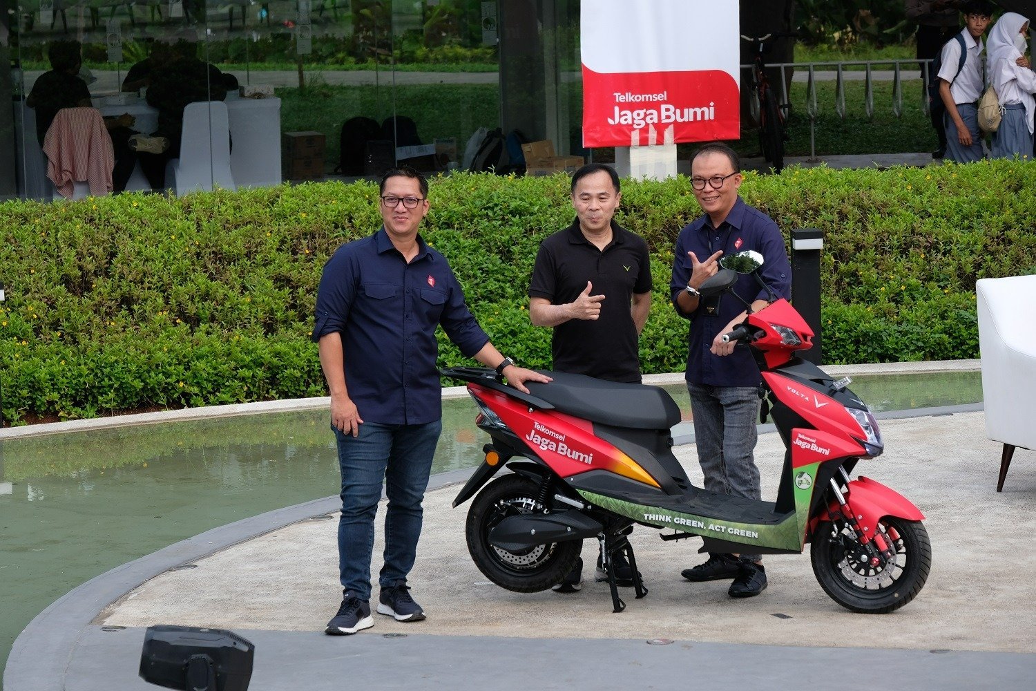telkomsel-jaga-bumi-gandeng-volta-hadirkan-program-bundling-motor-listrik-230328v.jpg
