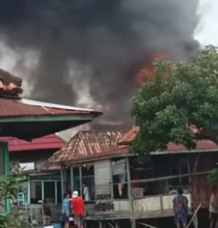 delapan-rumah-terbakar-di-kawasan-pesisir-sungai-musi-siliwangi-5-ulu-2304011.jpg