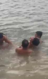 tak-kuat-berenang-bocah-smp-tewas-di-danau-opi-230411j.jpg