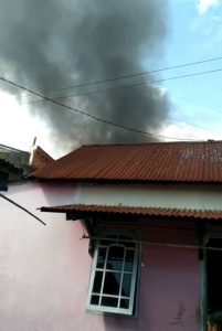 diduga-korsleting-listrik-rumah-di-kawasan-plaju-terbakar-2304129.jpg