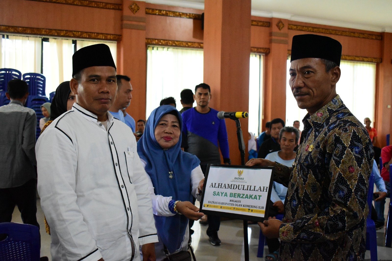 ratusan-petugas-kebersihan-di-oki-terima-zakat-230414e.jpg