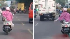 viral-aksi-emak-emak-bermotor-buka-jalan-untuk-ambulans-pembawa-pasien-2305139.jpg