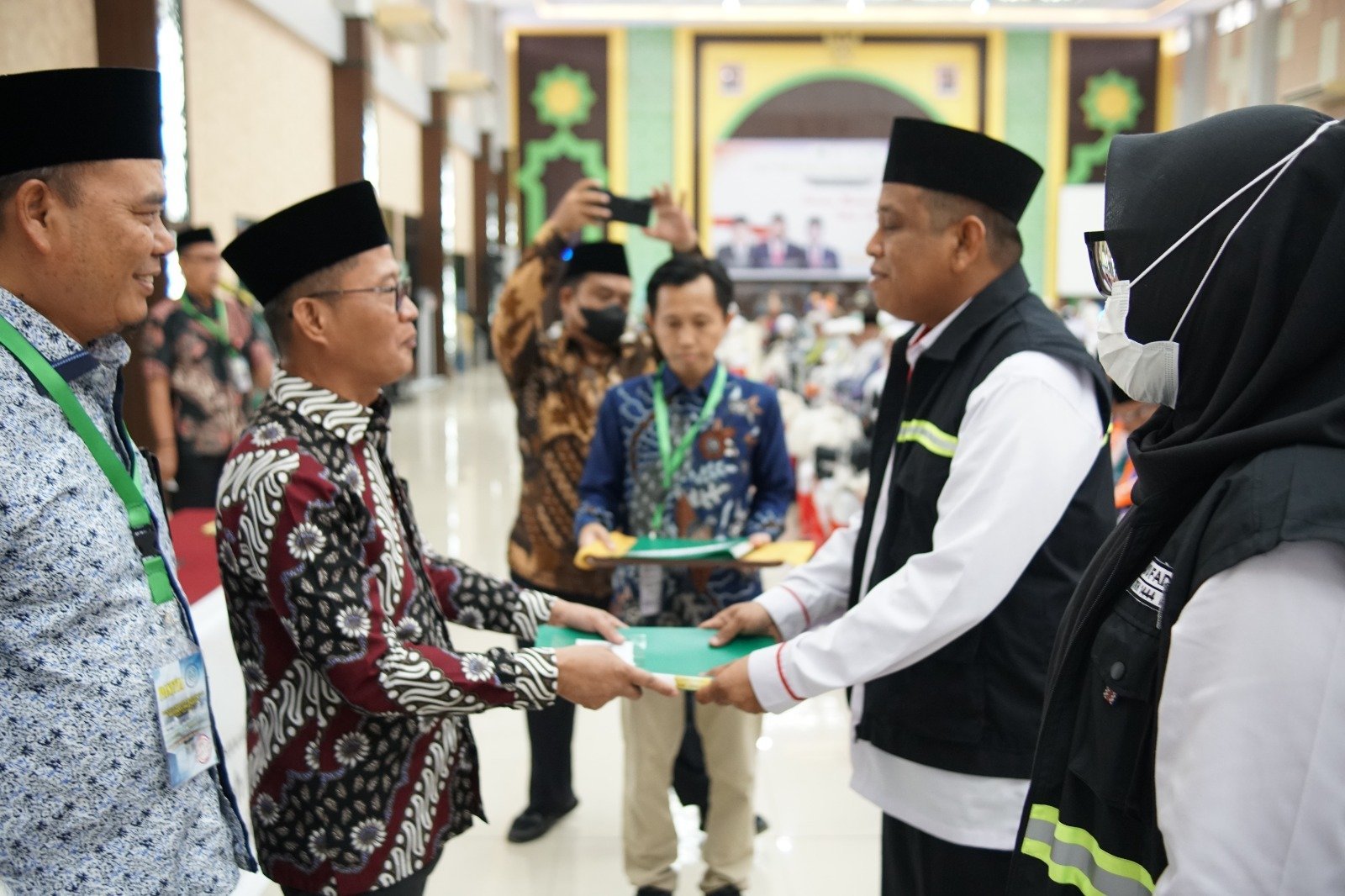 dilepas-kakanwil-kloter-2-asal-palembang-dan-prabumulih-terbang-menuju-madinah-230528d.jpg