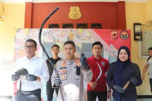 viral-video-bocah-bawa-sajam-reskrim-polres-sukabumi-gercep-230605k.jpg