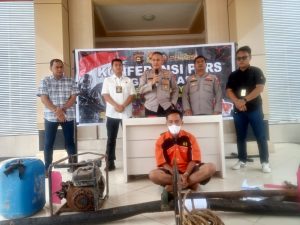 terbakar-polisi-tangkap-pemilik-sumur-minyak-illegal-di-keban-i-2306110.jpg