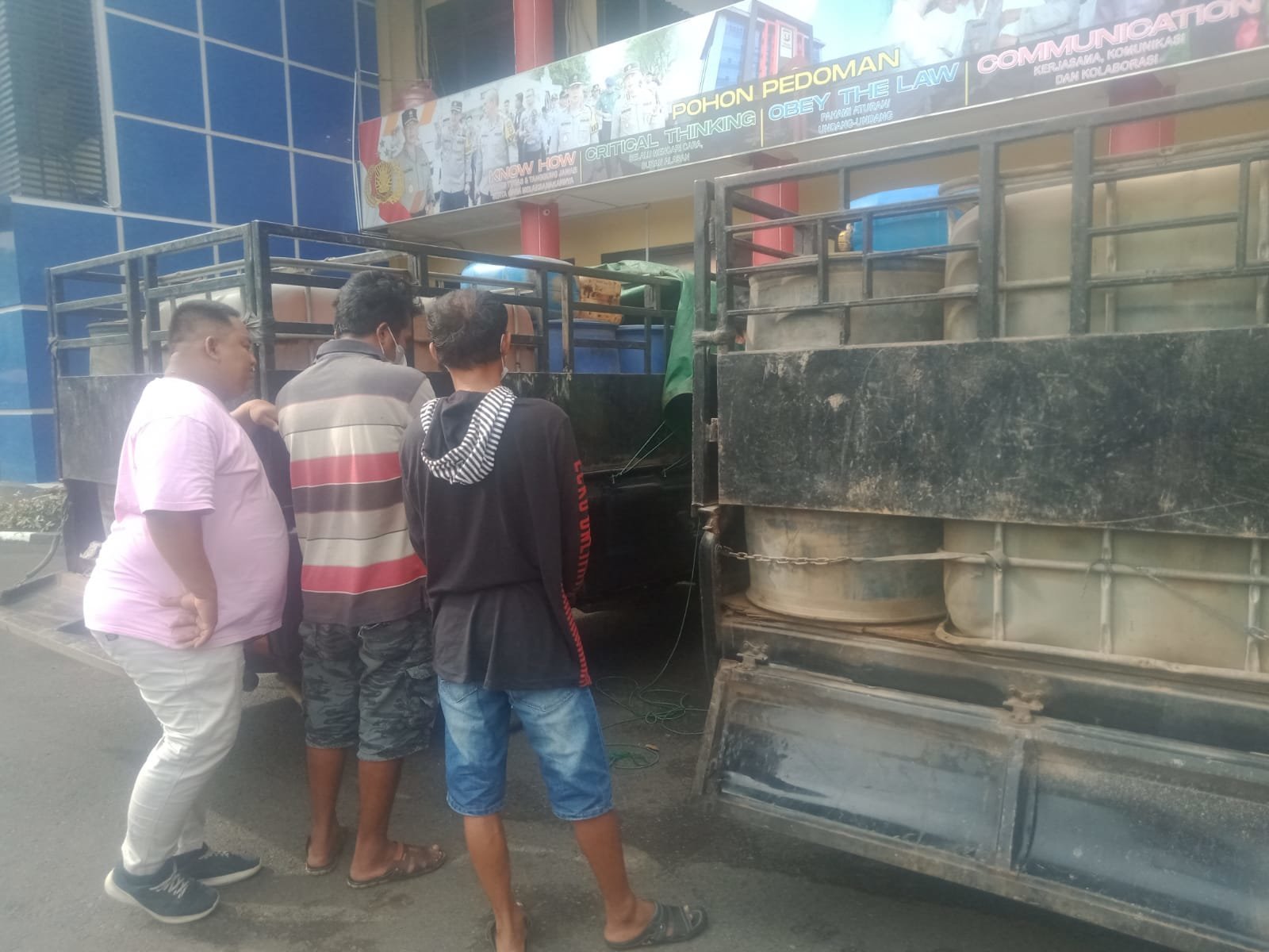 unit-pidsus-sat-reskrim-polrestabes-palembang-amankan-bbm-ilegal-57-ton-2306146.jpg