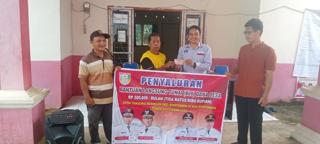 47-warga-miskin-ekstrem-di-desa-tanjung-beringin-terima-blt-dd-tahap-ii-230615m.jpg