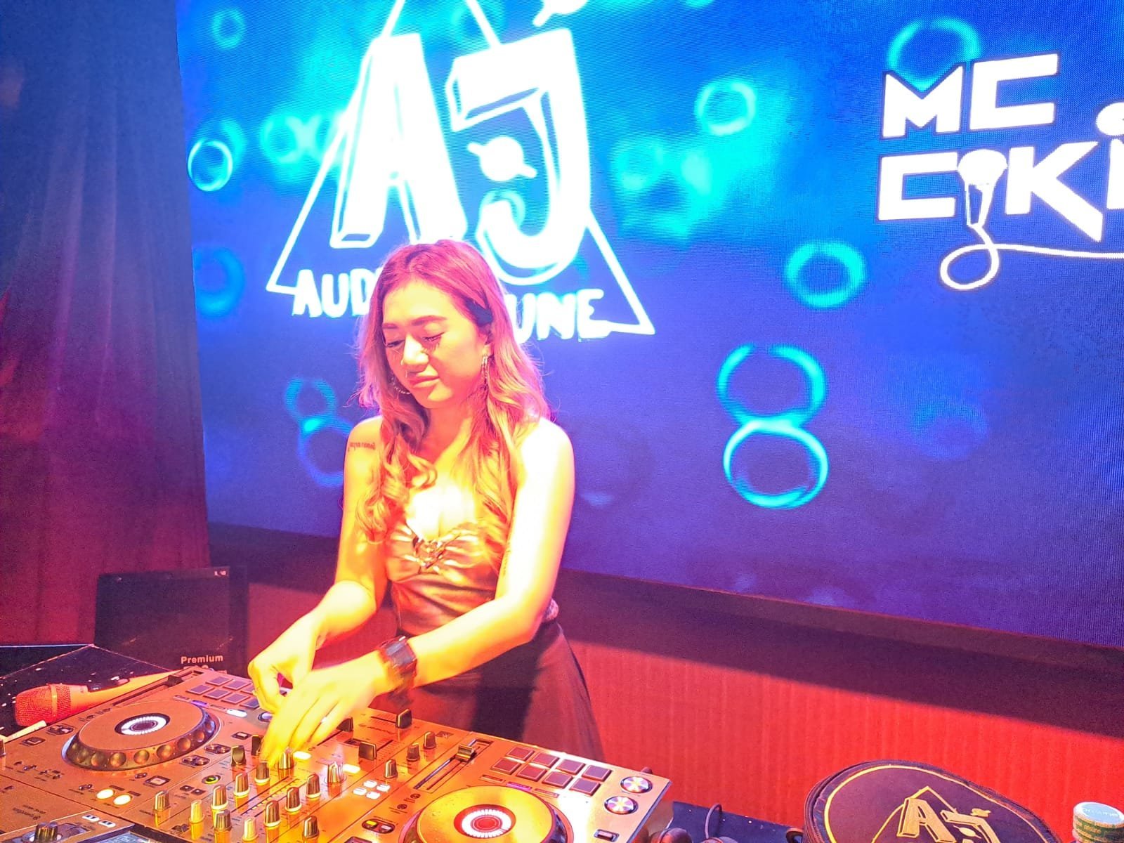 dj-audrey-june-mendapat-kejutan-dari-penggemarnya-di-kenzo-live-2306294.jpg