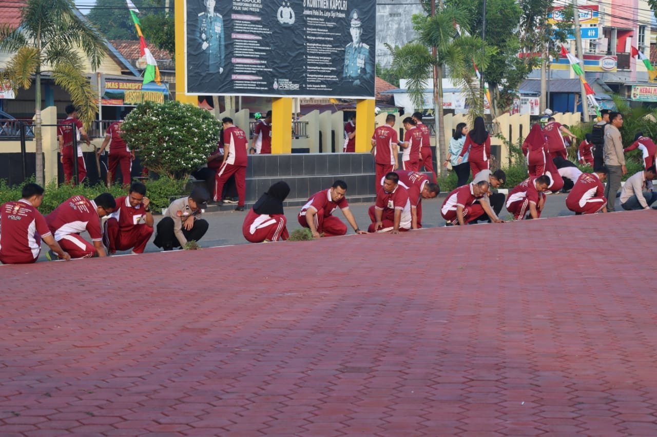 kompak-personil-polres-muba-lakukan-kegiatan-bersih-bersih-2307046.jpg