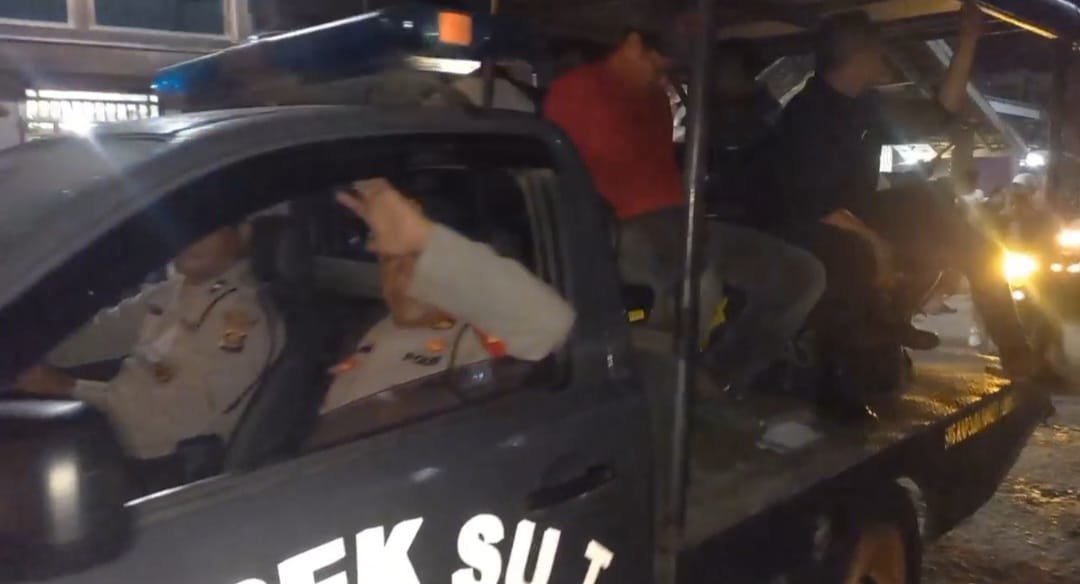 diduga-hendak-mencuri-warga-seberang-ulu-i-palembang-di-amuk-warga-230704v.jpg