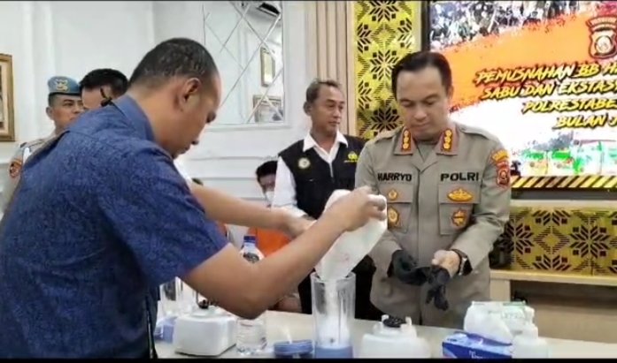satres-narkoba-polrestabes-palembang-musnahkan-bb-sabu-dari-4-tersangka-230717x.jpg